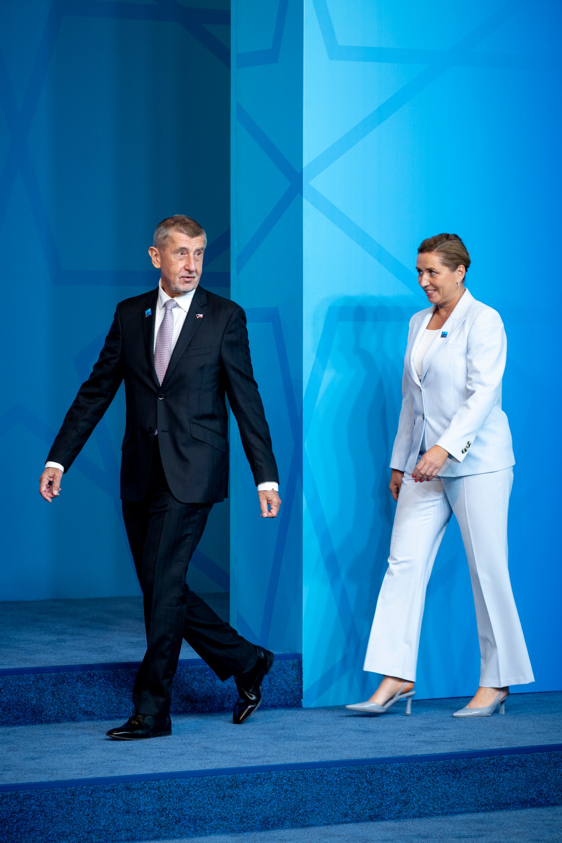 Premiér Babiš s islandskou premiérkou Frostadóttir na summitu (foto: NATO)